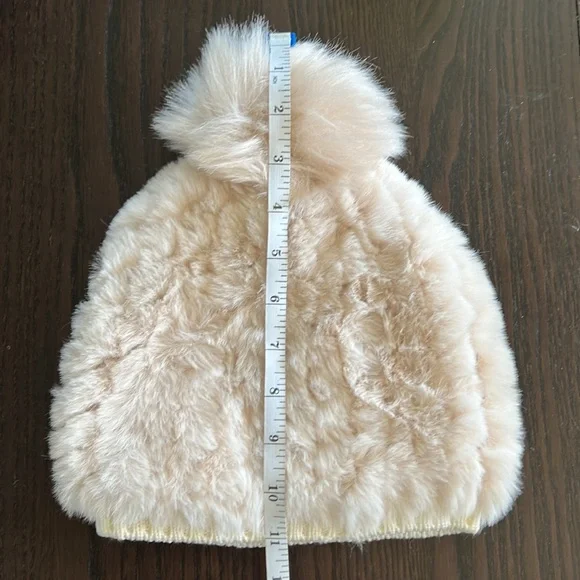 Fuzzy winter hat with pom pom - Picture 4 of 6